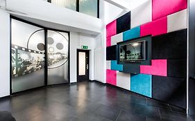 Yugo Explore - Broadstone Hall